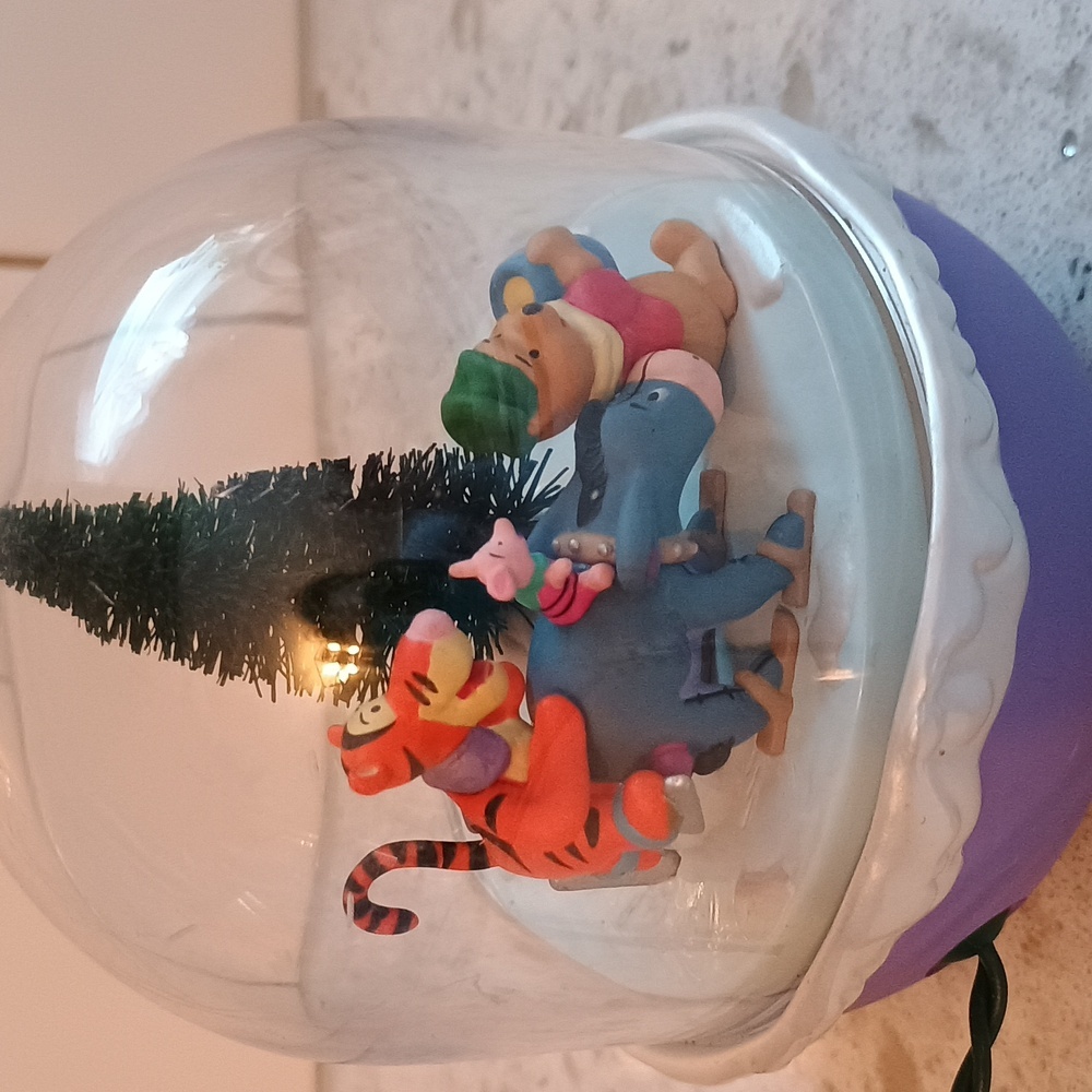 1996 Hallmark Keepsake Magic Disney Ornament "Slippery Day" - Picture 4 of 10